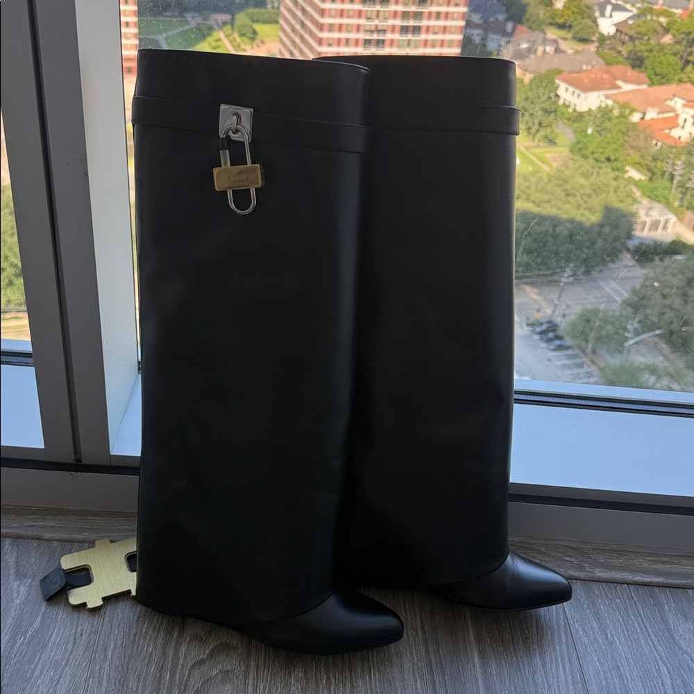 Givenchy Shark lock boots in leather black Sz40